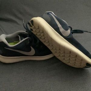 Nike Free RN size 7y blue they are in good condition no damages